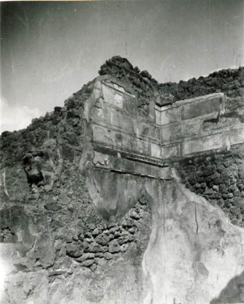 I.2.16 Pompeii. 1935 photograph taken by Tatiana Warscher. Looking towards north-east corner of oecus (our room 4, her room f). According to Warscher, I.2.16  Nelle stanze f and g sono rimaste le pitture del primo stile. See Warscher T., 1935. Codex Topographicus Pompeianus: Regio I.2. (no.26, stanza f), Rome: DAIR, whose copyright it remains. (translation: In the rooms f and g are remains of First style painting.)