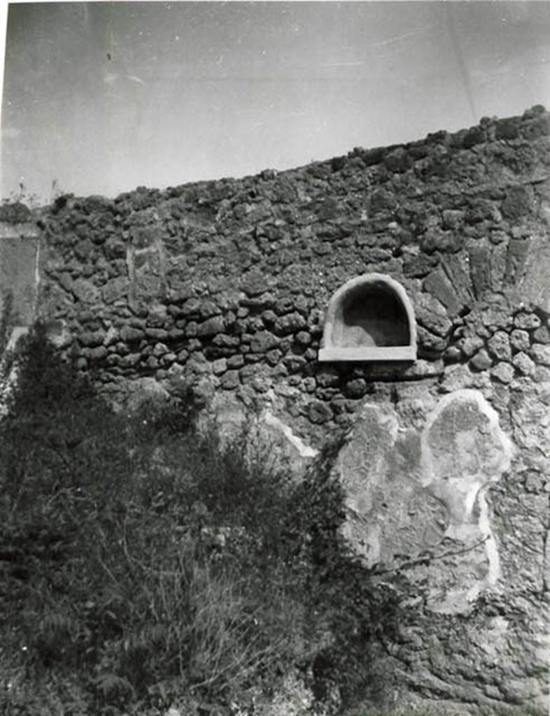 I.2.20 Pompeii. 1935 photo taken by Tatiana Warscher.  Looking towards north wall of garden with niche.  Warscher noted “La pittura del larario è svanita”. (translation: The lararium painting had vanished).
See Warscher T., 1935. Codex Topographicus Pompeianus: Regio I.2. (no.35), Rome: DAIR, whose copyright it remains.
