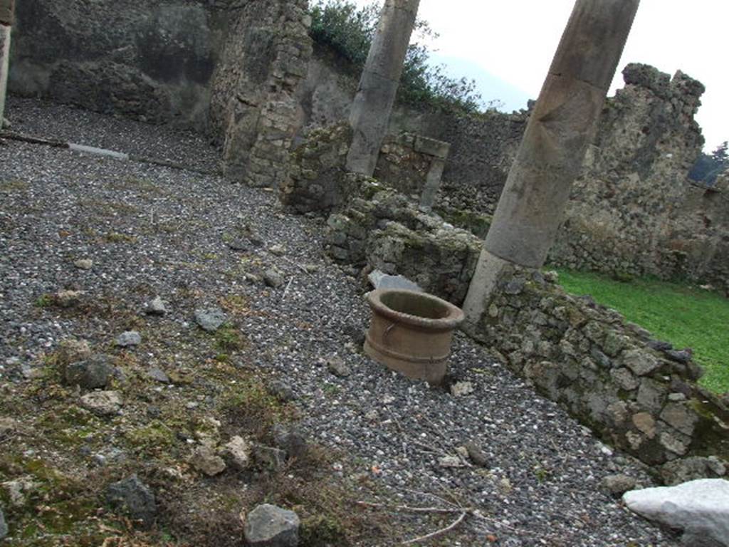 I.3.8b Pompeii. December 2006. Looking south across peristyle.