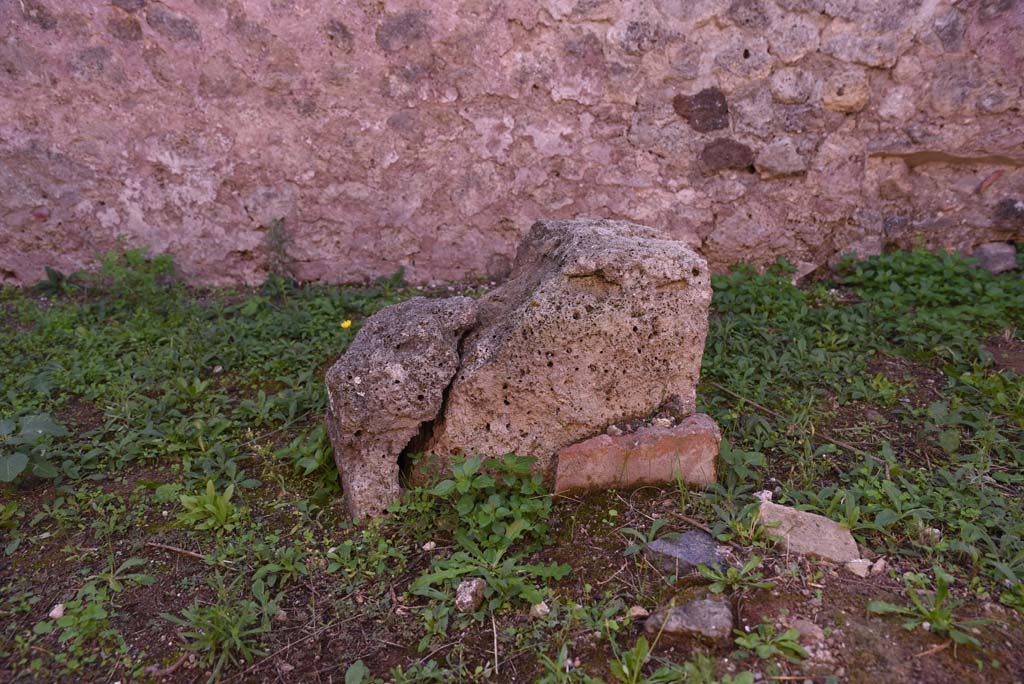 I.4.12 Pompeii. October 2019. Room d, detail from near south wall.
Foto Tobias Busen, ERC Grant 681269 DCOR.
