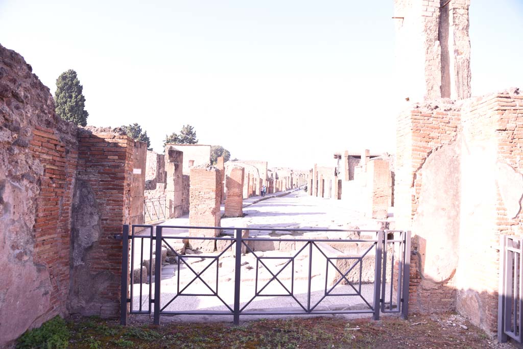 I.4.15/16 Pompeii. October 2019. Looking west across shop towards Holconius crossroads, and Via dellAbbondanza.
Foto Tobias Busen, ERC Grant 681269 DCOR.
