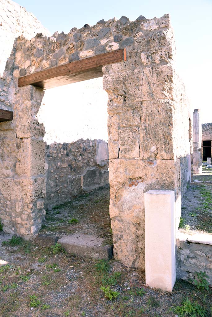 I.4.25/1.4.5 Pompeii. October 2019. 
North ala 13, looking towards east wall, with corridor 15, leading to Middle Peristyle 17, on left, and tablinum 14, on right.
Foto Tobias Busen, ERC Grant 681269 DCOR.
