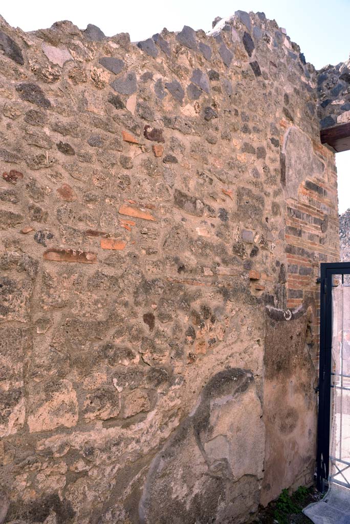 I.4.25/I.4.5 Pompeii. October 2019. 
Entrance corridor/fauces 3, south wall at west end by entrance doorway.
Foto Tobias Busen, ERC Grant 681269 DCOR.
