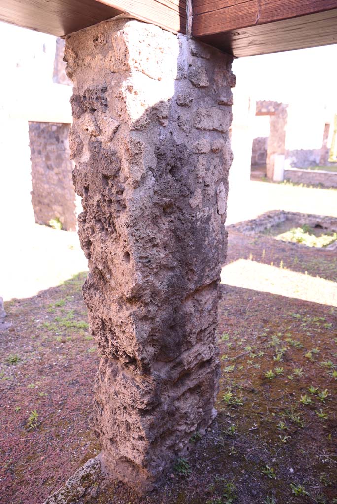 I.4.25/I.4.5 Pompeii. October 2019. 
Small room 5, pilaster in north-east corner between two doorways.
Foto Tobias Busen, ERC Grant 681269 DCOR.
