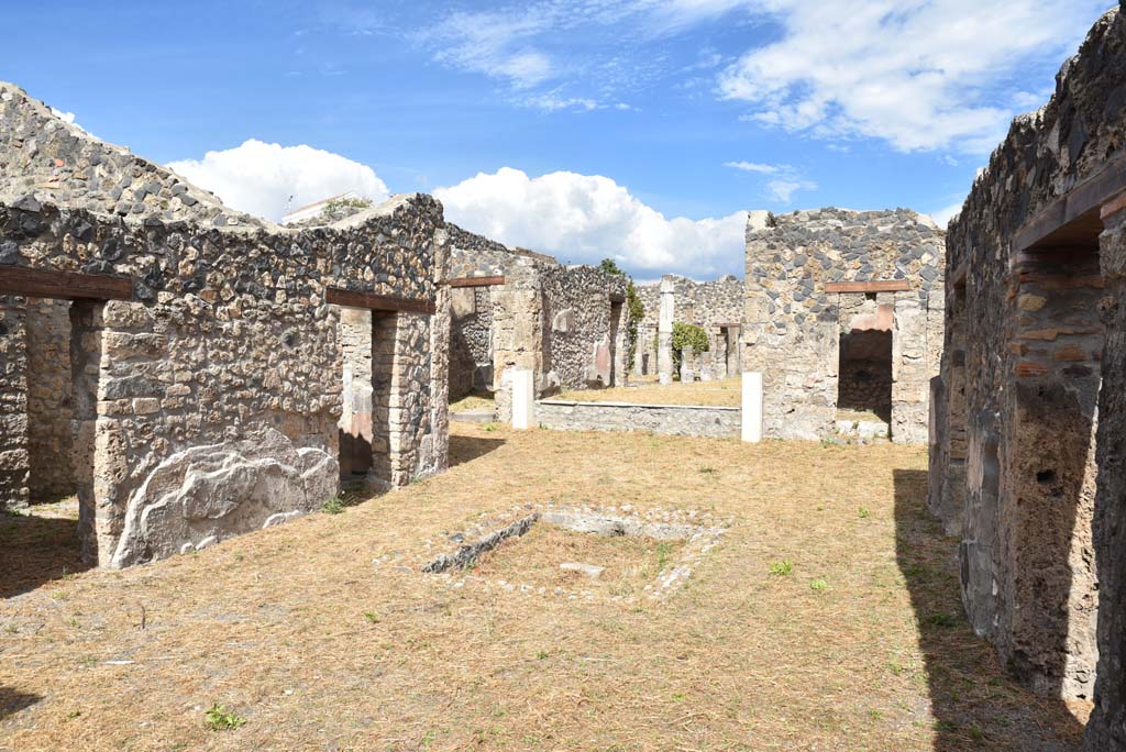 I.4.25/1.4.5 Pompeii. September 2020. Atrium 6, looking north-east across impluvium in atrium.
Foto Tobias Busen, ERC Grant 681269 DCOR.
