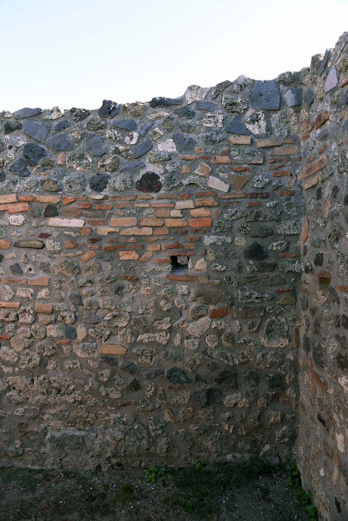 I.4.25/1.4.5 Pompeii. October 2019. Cubiculum 7, east wall in south-east corner.
Foto Tobias Busen, ERC Grant 681269 DCOR.
