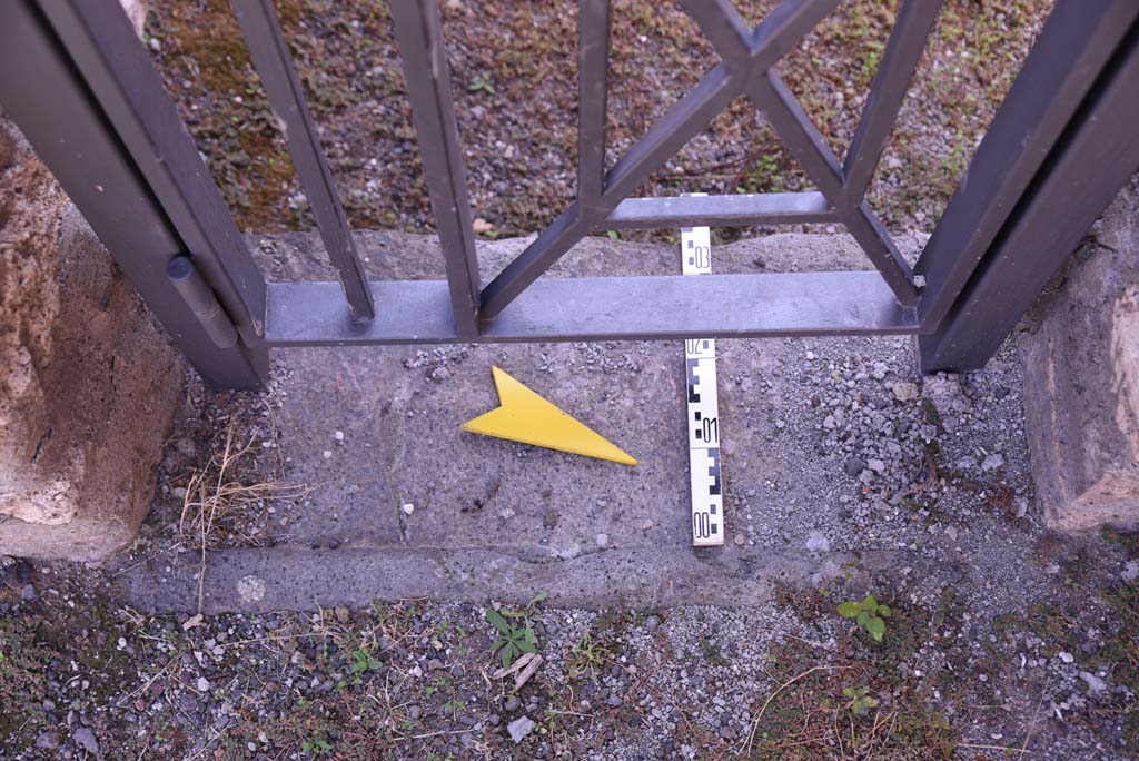 I.4.25/I.4.5 Pompeii. October 2019. Atrium 6, threshold of doorway in north-west corner leading into I.4.6
Foto Tobias Busen, ERC Grant 681269 DCOR.
