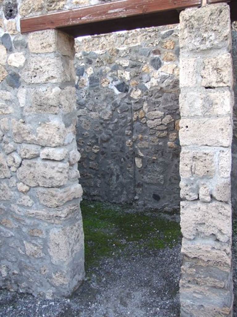 I.4.25/1.4.5 Pompeii. December 2007. Doorway to room 9, cubiculum on north side of atrium.

 
