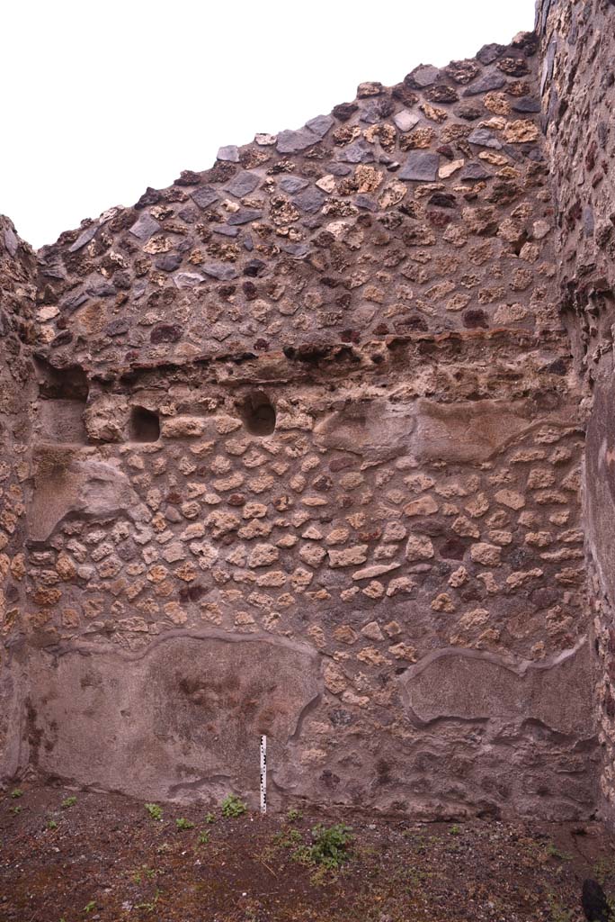 I.4.25 Pompeii. September 2020. 
Room 48, looking towards north wall, with holes for support beams for an upper room.
Foto Tobias Busen, ERC Grant 681269 DCOR
