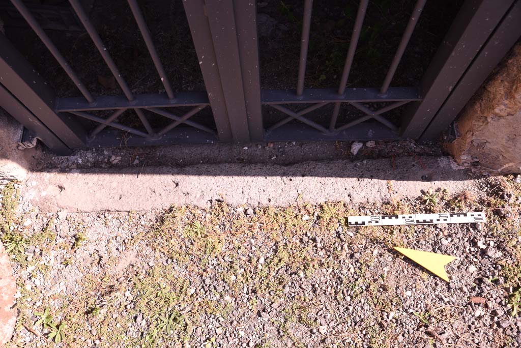 I.4.25 Pompeii. October 2019. Triclinium 53, detail of doorway threshold.  
Foto Tobias Busen, ERC Grant 681269 DCOR
