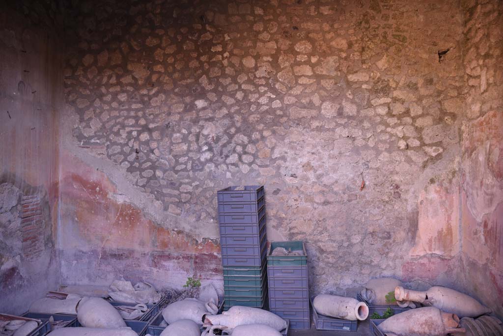 I.4.25 Pompeii. October 2019. Room 53, triclinium with remains of painted wall plaster on east wall.
Foto Tobias Busen, ERC Grant 681269 DCOR
