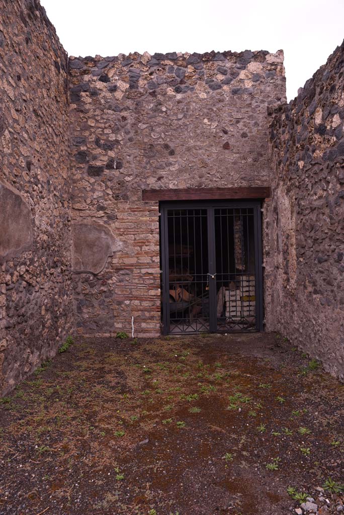 I.4.25 Pompeii. September 2019. 
Room 54, looking east in south-east corner of atrium, with doorway to room 55.
Foto Tobias Busen, ERC Grant 681269 DÉCOR.

