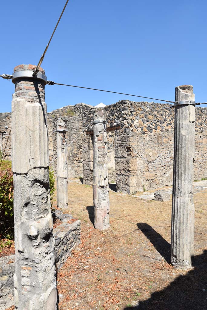 I.4.25 Pompeii. September 2020. 
Lower Peristyle 32, south-east corner, looking towards doorways to rooms 33, 34, and 35.
Foto Tobias Busen, ERC Grant 681269 DÉCOR.
