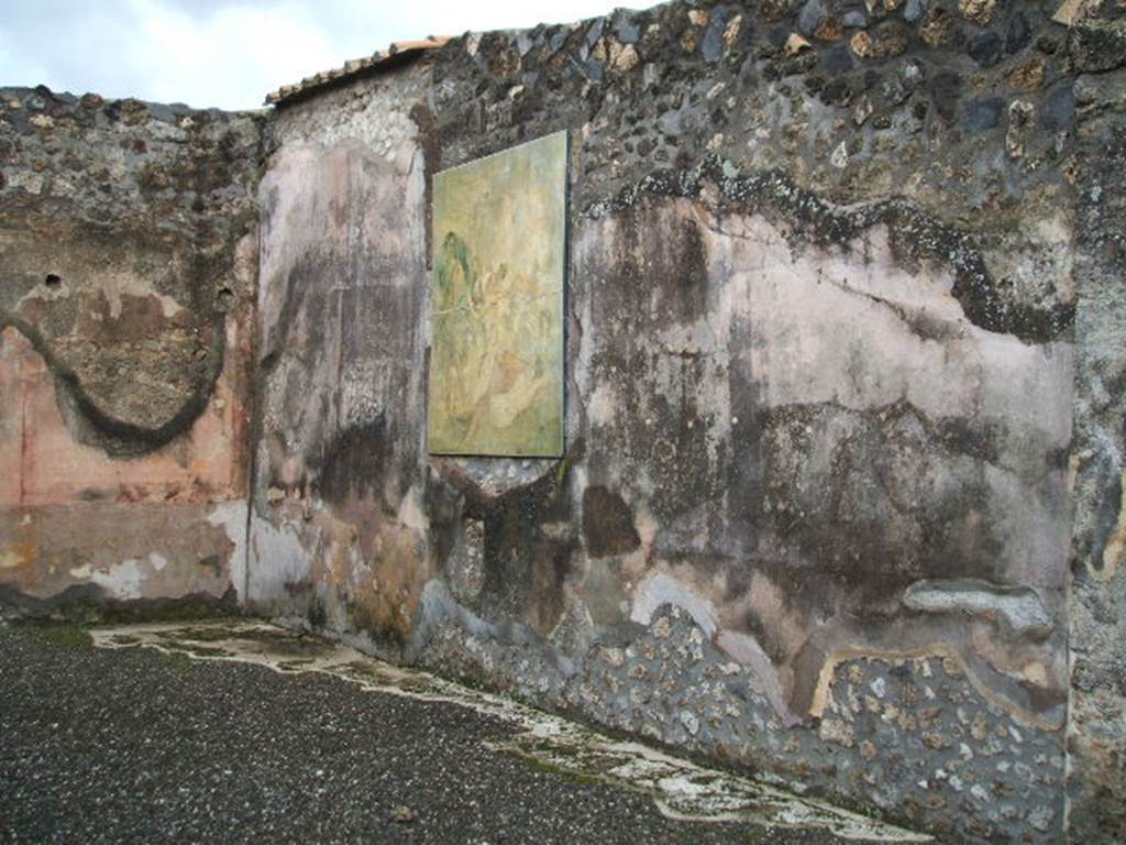 I.4.25 Pompeii. December 2004. Room 35, south wall of exedra near lower peristyle 32.
