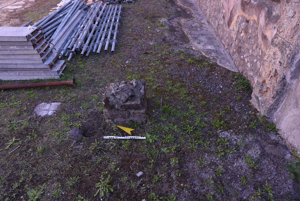 I.4.25 Pompeii. October 2019. Room 35, looking east at south side of doorway. 
Foto Tobias Busen, ERC Grant 681269 DÉCOR.
