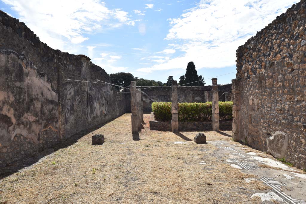 I.4.25 Pompeii. September 2020. Lower Peristyle 32, looking west along south portico from room 35.
Foto Tobias Busen, ERC Grant 681269 DCOR.
