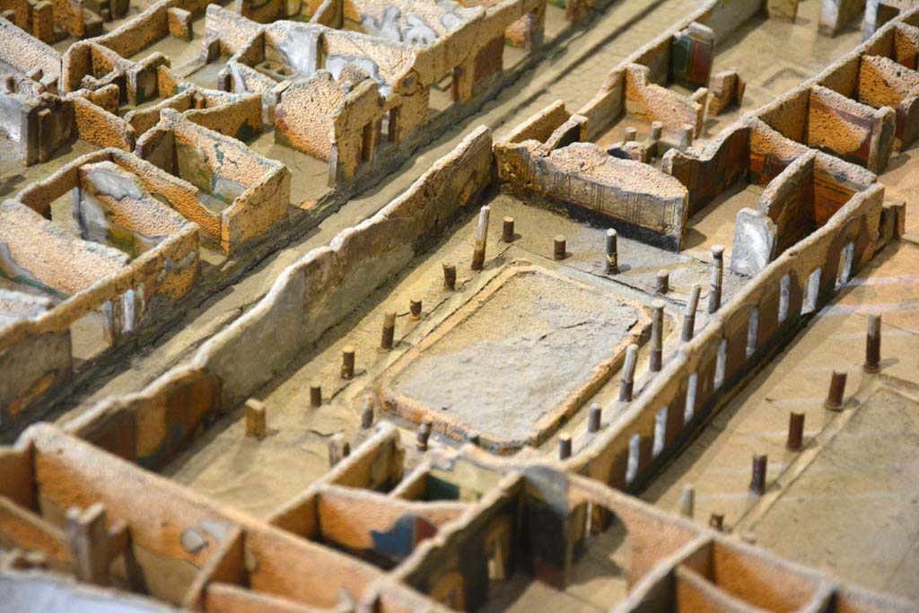 I.4.25 Pompeii. May 2019. Detail from model in Naples Archaeological Museum.
Looking south-west towards south and west walls of Lower Peristyle 32.
Foto Tobias Busen, ERC Grant 681269 DCOR.
