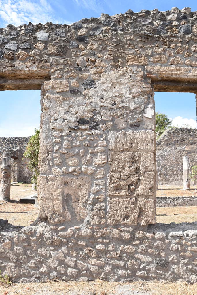 I.4.25 Pompeii. September 2020. 
Lower Peristyle 32, continuation of north wall of north portico with windows through to Middle Peristyle 17.
Foto Tobias Busen, ERC Grant 681269 DCOR.
