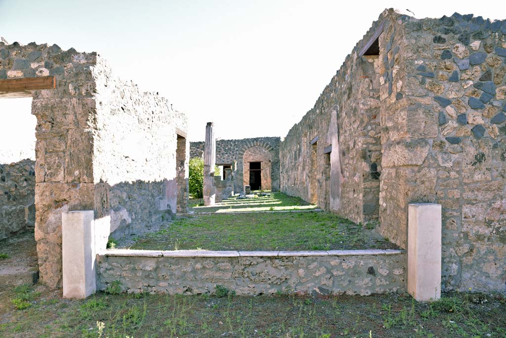 I.4.25/I.4.5 Pompeii. October 2019. Room 14, tablinum, looking east towards raised west end.
Foto Tobias Busen, ERC Grant 681269 DCOR.
