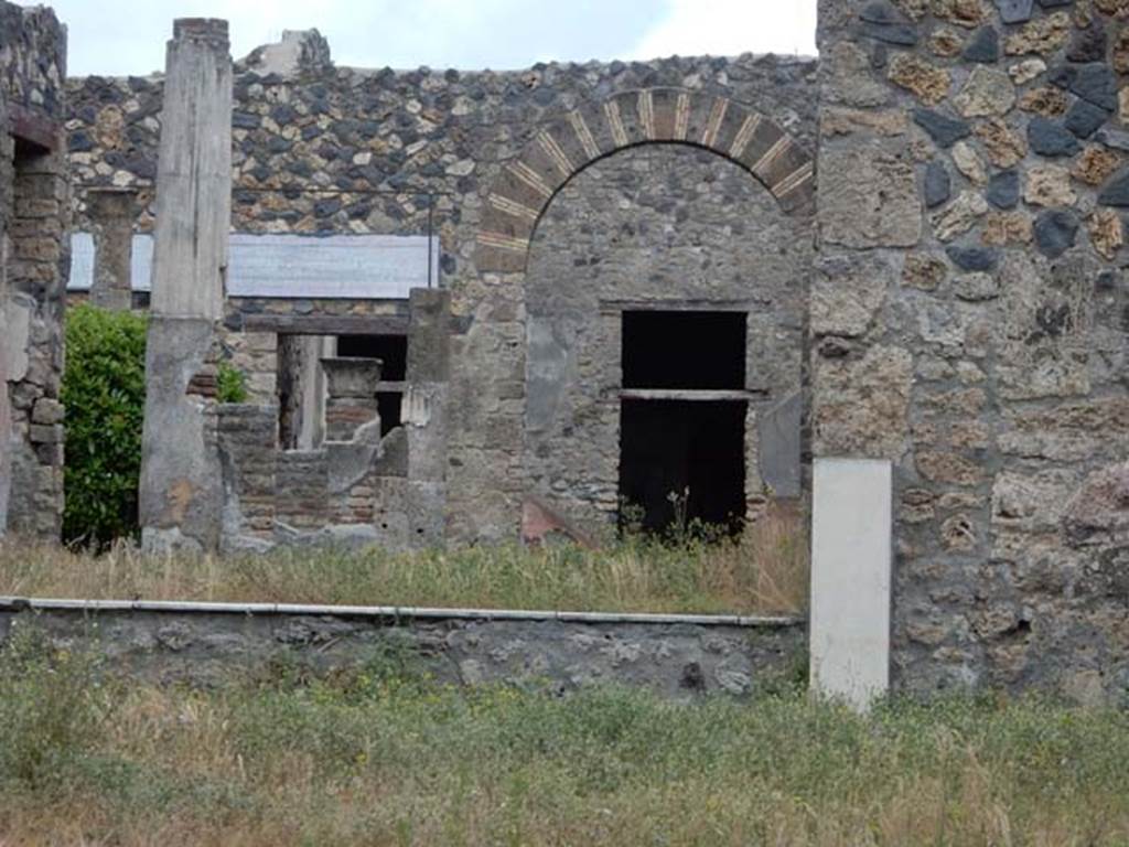 I.4.25 Pompeii. May 2017. Looking towards east side of middle peristyle 17. Photo courtesy of Buzz Ferebee.
