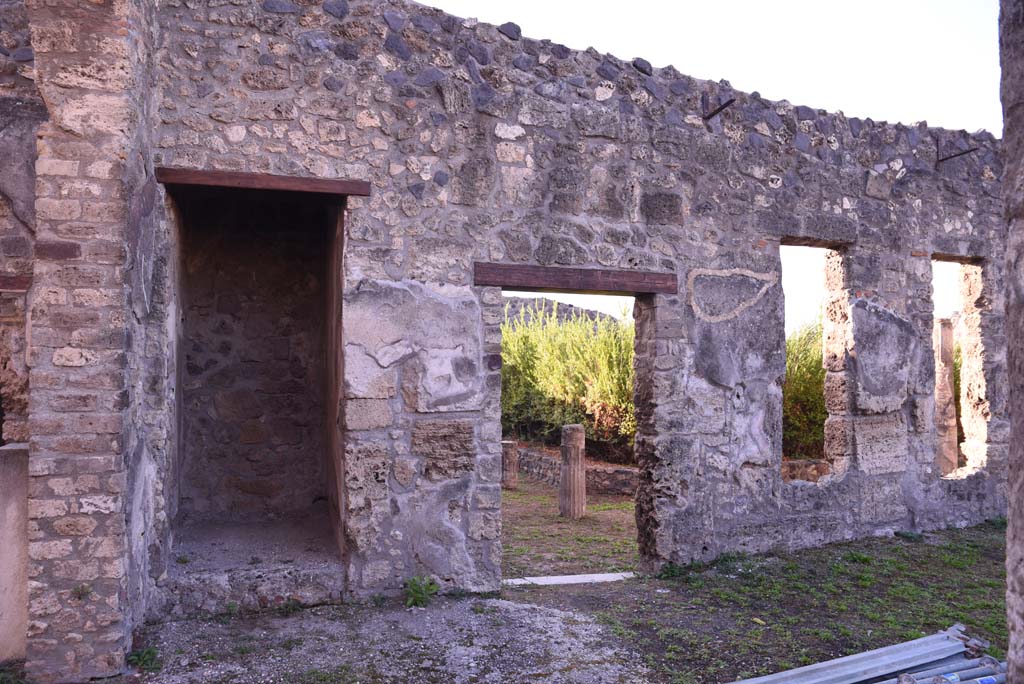 I.4.25 Pompeii. October 2020. Middle Peristyle 17, looking towards south wall in south-east corner, with doorway to Lower Peristyle 32, in centre. 
Foto Tobias Busen, ERC Grant 681269 DÉCOR
