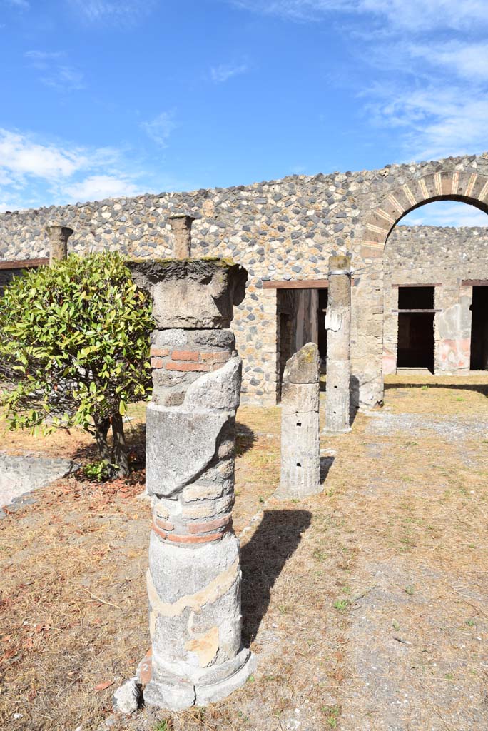 I.4.25 Pompeii. September 2020. Middle Peristyle 17, looking east along south portico. 
Foto Tobias Busen, ERC Grant 681269 DÉCOR
