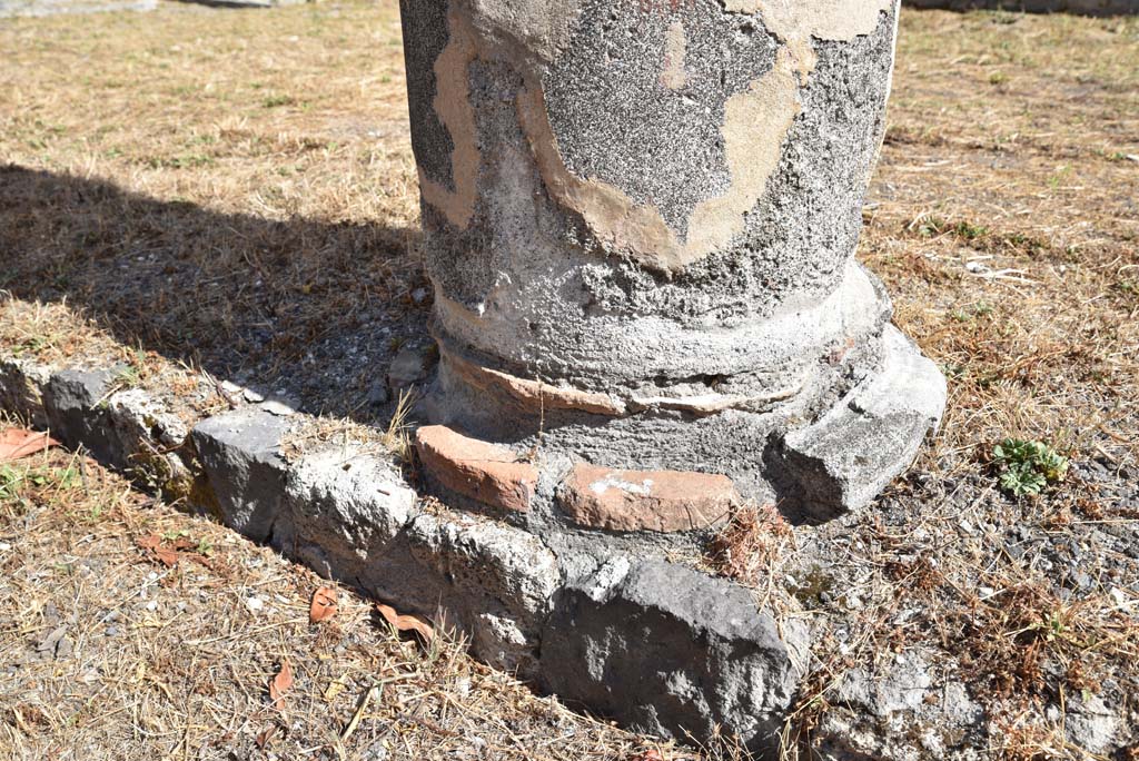 I.4.25 Pompeii. September 2020. Middle Peristyle 17, detail of base of column on south portico. 
Foto Tobias Busen, ERC Grant 681269 DÉCOR
