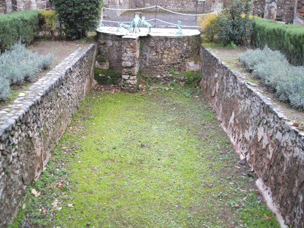 I.4.25 Pompeii. December 2004. Middle Peristyle 17, Looking west across pool.