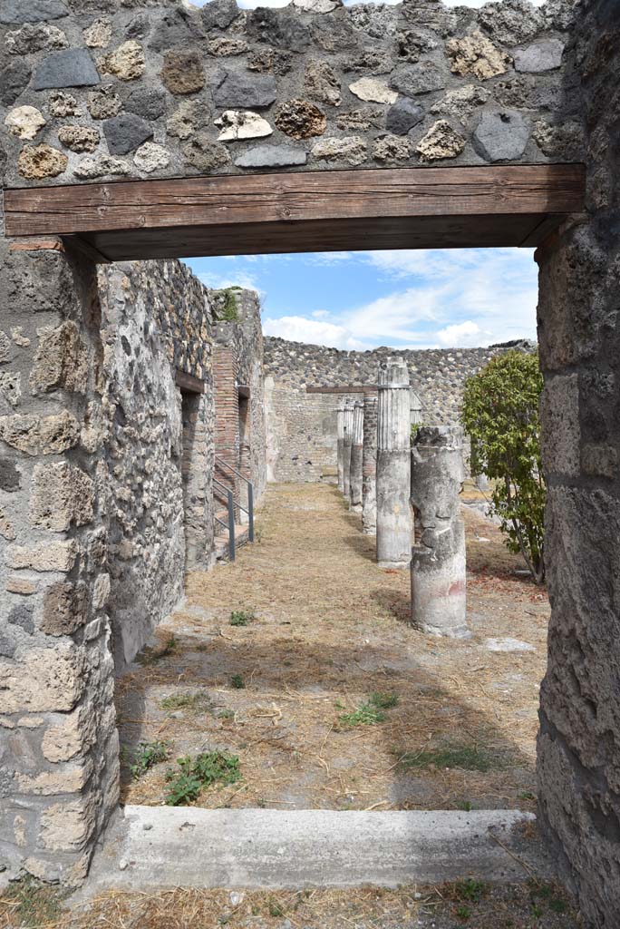 I.4.25 Pompeii. September 2020. Doorway from Room 43, looking east along north portico of Middle Peristyle 17. 
Foto Tobias Busen, ERC Grant 681269 DÉCOR
