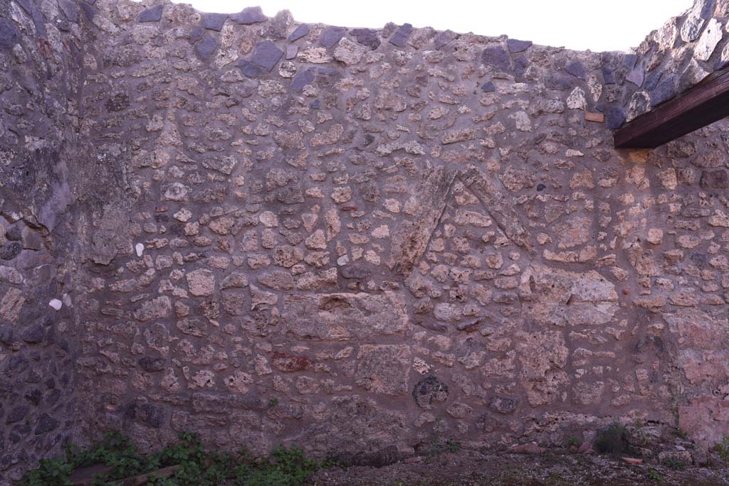 I.4.25/I.4.5 Pompeii. October 2019. Tepidarium 40, west wall, with doorway to room 41, on right.
Foto Tobias Busen, ERC Grant 681269 DCOR.
