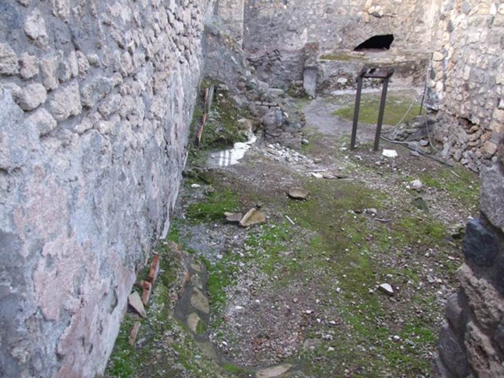 I.4.25/I.4.5 Pompeii. December 2007. Looking north from doorway into Calidarium 41 across to room 42, kitchen area.