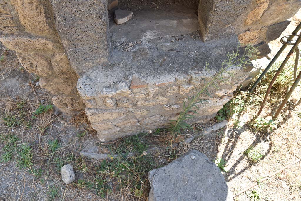 I.4.25/I.4.5 Pompeii. September 2020. Kitchen 42, base of oven.
Foto Tobias Busen, ERC Grant 681269 DCOR.
