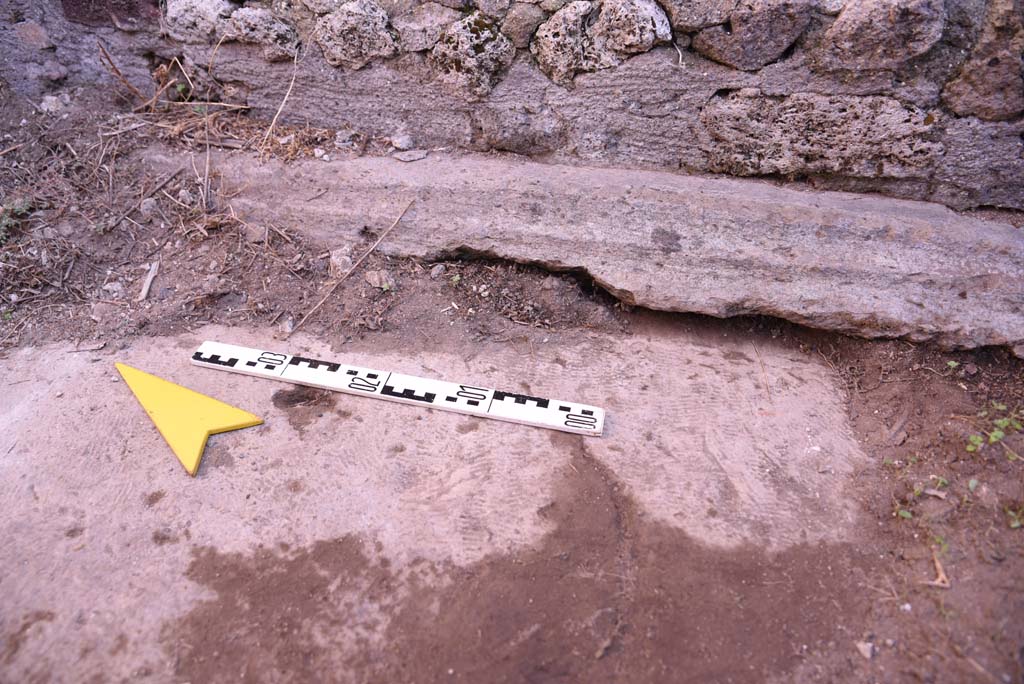 I.4.25/I.4.5 Pompeii. October 2019. Atriolo 43, detail from east side of impluvium
Foto Tobias Busen, ERC Grant 681269 DCOR.

