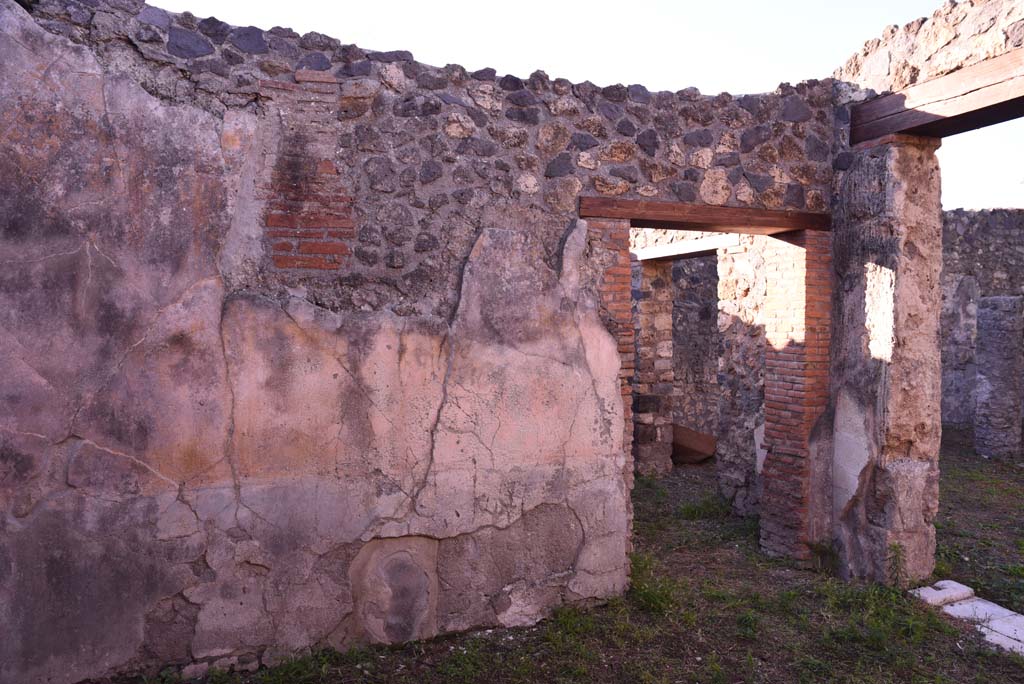 I.4.25 Pompeii. October 2019. Room 58, south wall with doorway into room 59, at west end.
Foto Tobias Busen, ERC Grant 681269 DÉCOR.
