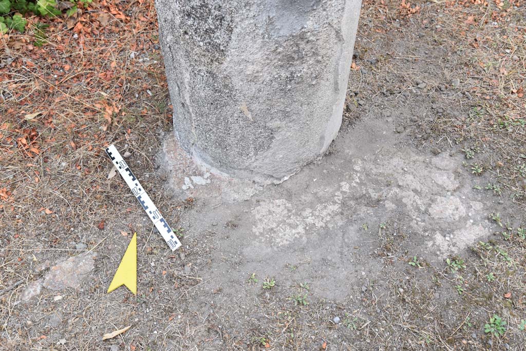 I.4.25 Pompeii. September 2020. Upper Peristyle 56, detail from base of column.
Foto Tobias Busen, ERC Grant 681269 DCOR
