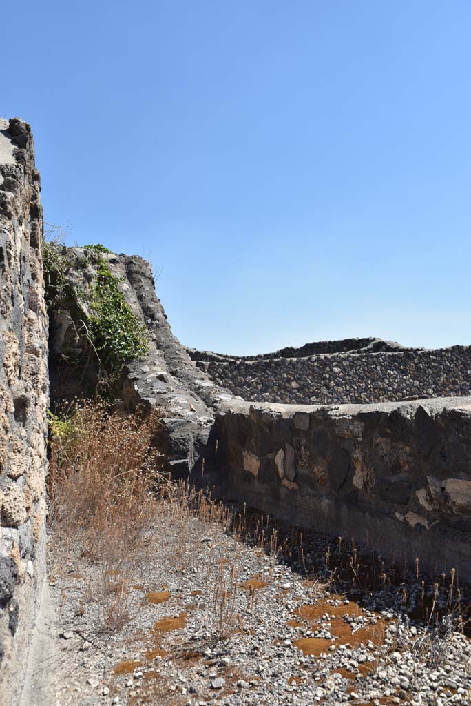 I.4.25 Pompeii. September 2020. 
Upper Peristyle 56/Middle Peristyle 17, detail behind retaining wall on east side of steps.
Foto Tobias Busen, ERC Grant 681269 DCOR

