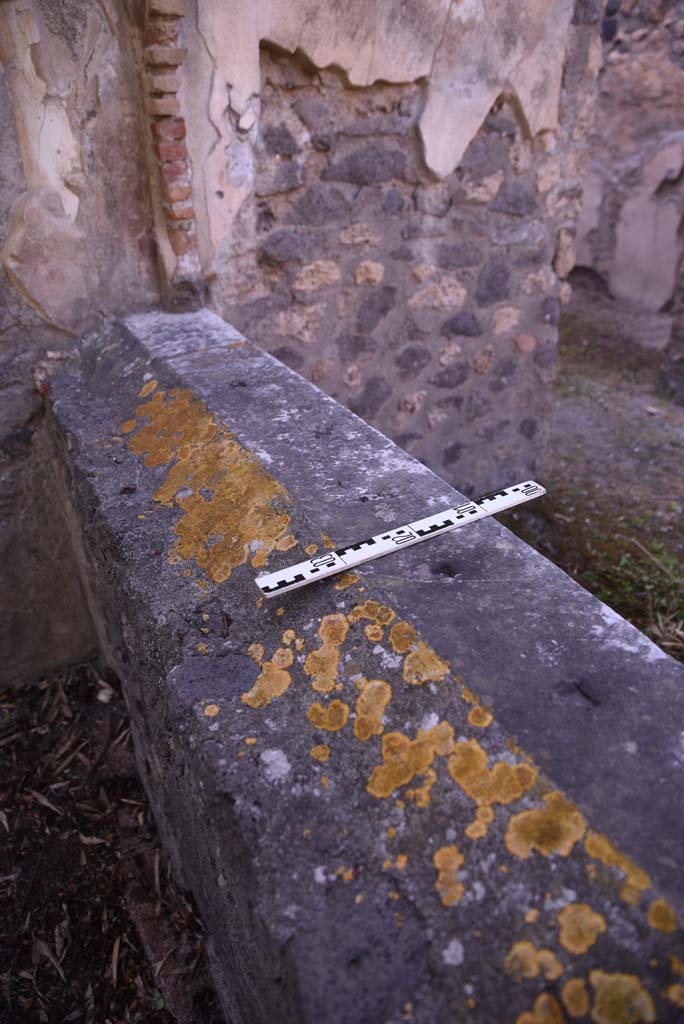 I.4.25 Pompeii. October 2019. Upper Peristyle 56, detail of window sill in north-west corner.
Foto Tobias Busen, ERC Grant 681269 DCOR.
