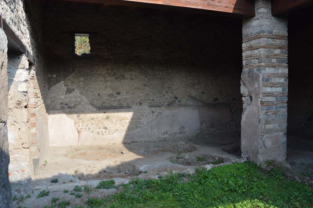 I.5.2 Pompeii. October 2017. Looking east across industrial room, towards north-east corner and east wall
Foto Taylor Lauritsen, ERC Grant 681269 DÉCOR.
