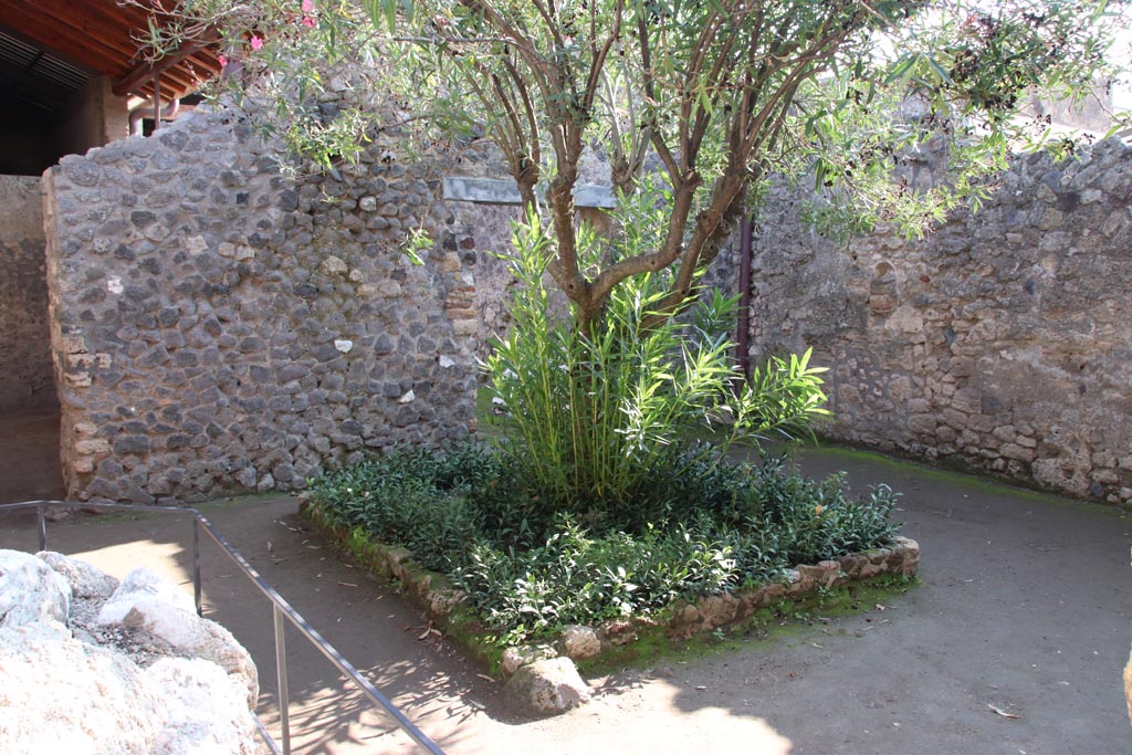 I.6.4 Pompeii. October 2022. Room 9, looking south-west across garden area. Photo courtesy of Klaus Heese. 