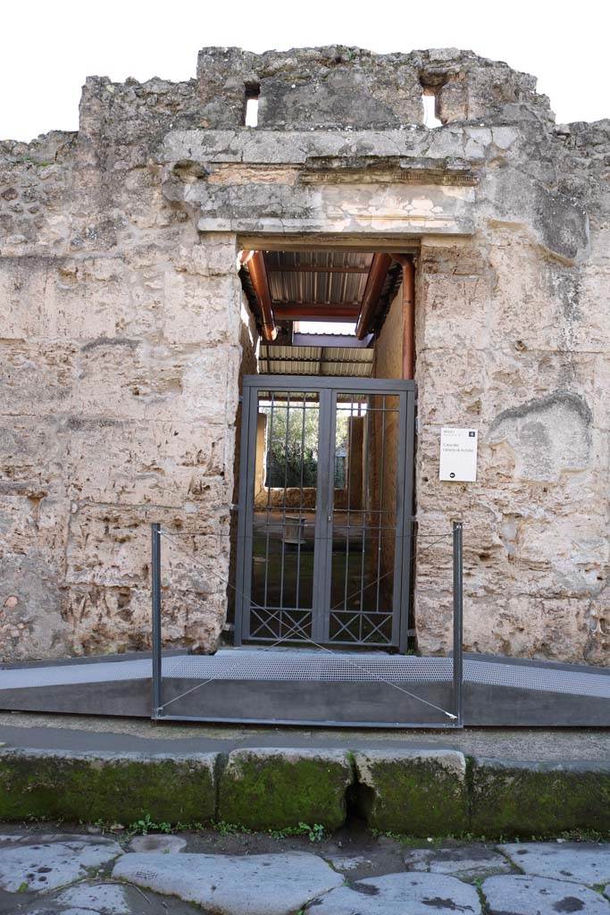 I.6.4 Pompeii. December 2018. 
Entrance doorway, looking south on Via dell’Abbondanza. Photo courtesy of Aude Durand.



