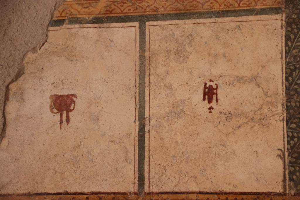 I.6.7 Pompeii. September 2019. Detail of wall decoration from south end of west wall. Photo courtesy of Klaus Heese.