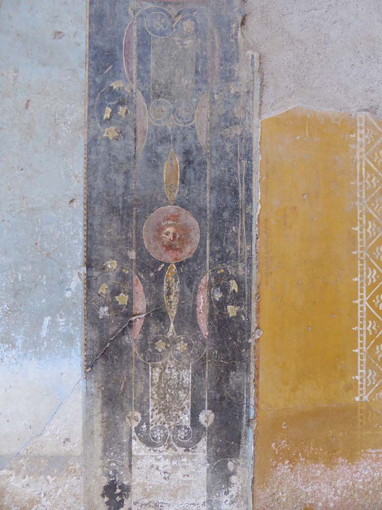 I.6.11 Pompeii. September 2015.
Detail of painted decoration on west wall of atrium, on north side of doorway to cubiculum 4. 
Foto Annette Haug, ERC Grant 681269 DCOR.

