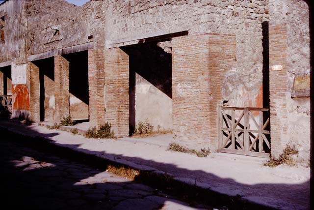 I.6.11 Pompeii. December 2004. Entrance. According to Della Corte, there was a mutilated graffito found on the east (left) side of the entrance doorway. This seemed to confirm to him that this was the house of the Calavi, it read:
Cuspium  Pansam  (Calavius)  rog(at)      [CIL IV 7170]
See Della Corte, M., 1965.  Case ed Abitanti di Pompei. Napoli: Fausto Fiorentino. (p.285)
