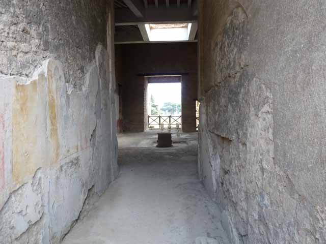 I.6.11 Pompeii. December 2018. 
Looking south across impluvium in atrium from entrance doorway. Photo courtesy of Aude Durand.
