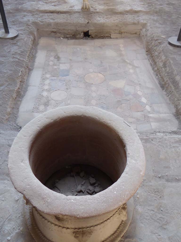 I.6.11 Pompeii. September 2015. Puteal on north side of impluvium in atrium, looking south.
Foto Annette Haug, ERC Grant 681269 DÉCOR.
