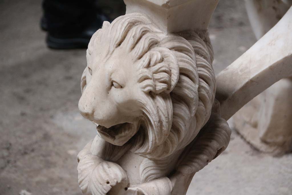 I.6.11 Pompeii. June 2010. Lions head on front of the third marble table leg. Photo courtesy of Rick Bauer.
