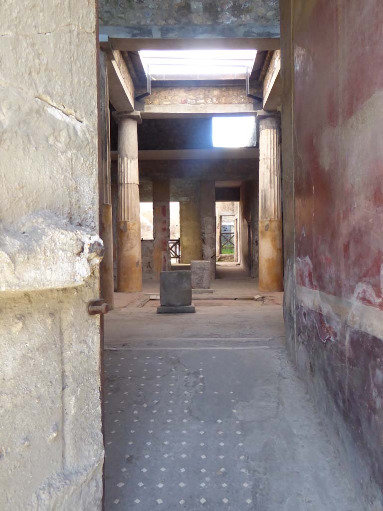 I.6.15 Pompeii. September 2018. Looking north to atrium from entrance corridor or fauces.   
Foto Annette Haug, ERC Grant 681269 DÉCOR

