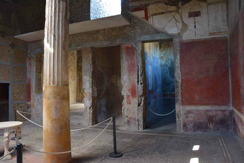 I.6.15 Pompeii. October 2019. 
Room 4, looking towards north side of atrium, with tablinum 6, on left behind pillar, corridor 7, in centre, and room 12, on right.          
Foto Annette Haug, ERC Grant 681269 DÉCOR

