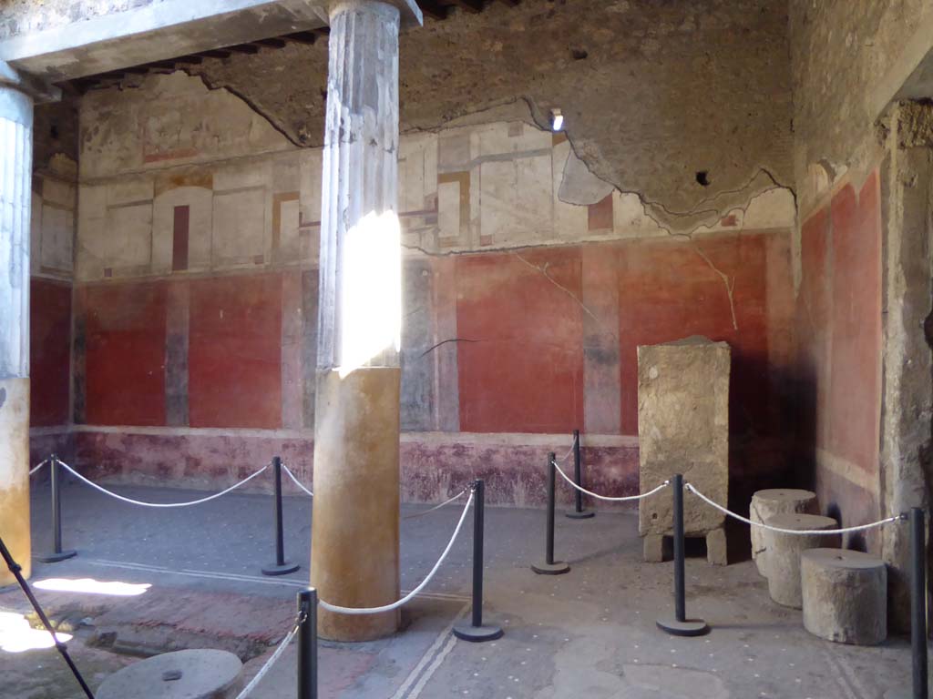 I.6.15 Pompeii. September 2015. Room 4, looking towards east wall of atrium from south side of impluvium. 
Foto Annette Haug, ERC Grant 681269 DÉCOR
