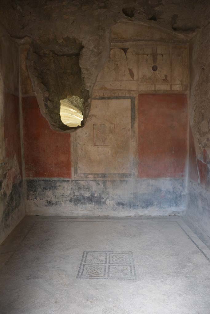 I.6.15 Pompeii. March 2019. Room 11, looking east across flooring with central emblema.    
Foto Annette Haug, ERC Grant 681269 DÉCOR
